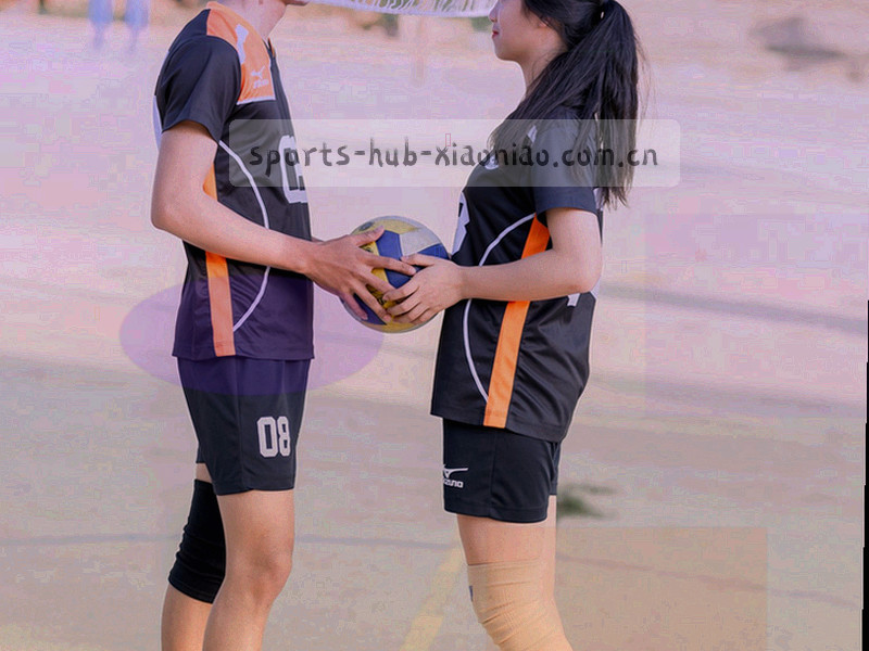抽象卷轴上方有一支笔，象征条款协议